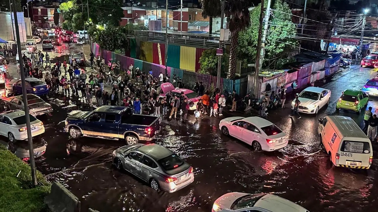Lluvias colapsan vialidades en Iztacalco y Venustiano Carranza en la Ciudad de México