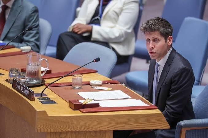 Sam Altman, de OpenAI, pide a la ONU cooperación urgente ante el avance de la inteligencia artificial.