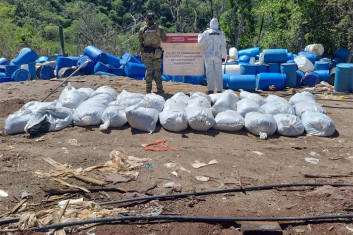 Aseguran casi 17 toneladas de metanfetamina y desmantelan laboratorios clandestinos en Sinaloa.