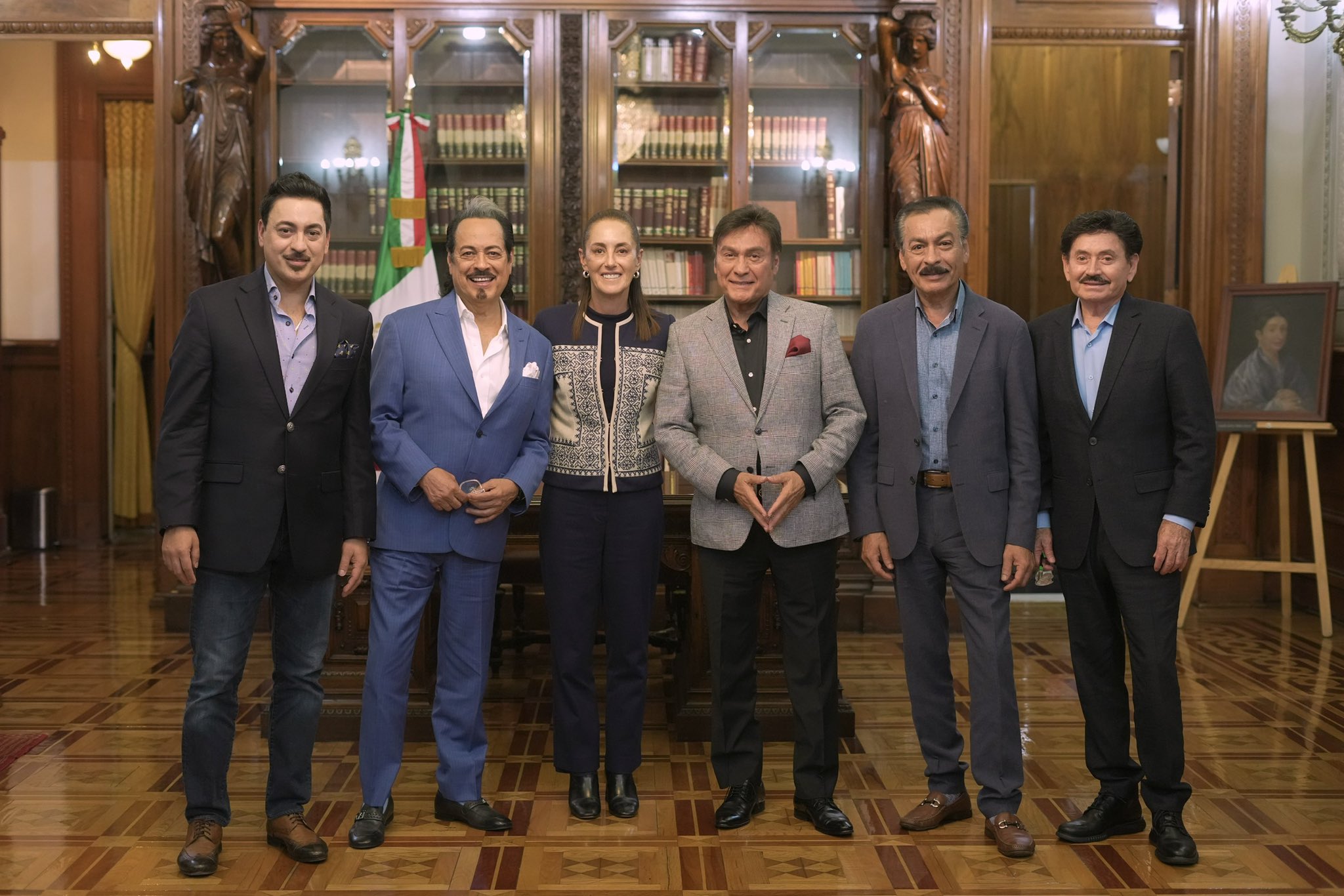 Sheinbaum recibe a Los Tigres del Norte en Palacio Nacional previo a sus festejos del 15 de septiembre.