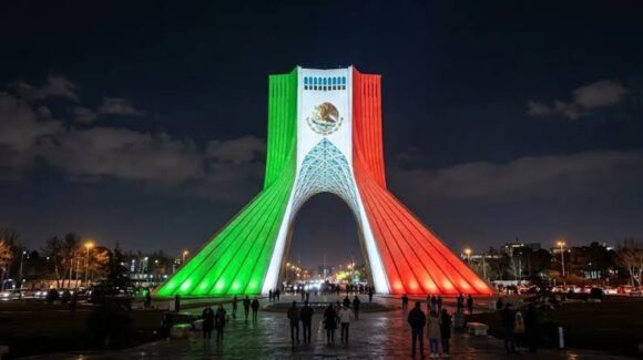 Torre Azadi se ilumina con los colores de México por aniversario de la Independencia