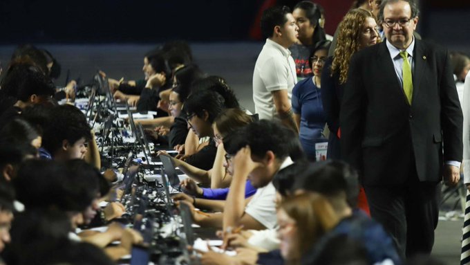 UNAM regresa a exámenes presenciales tras problemas en prueba en línea.
