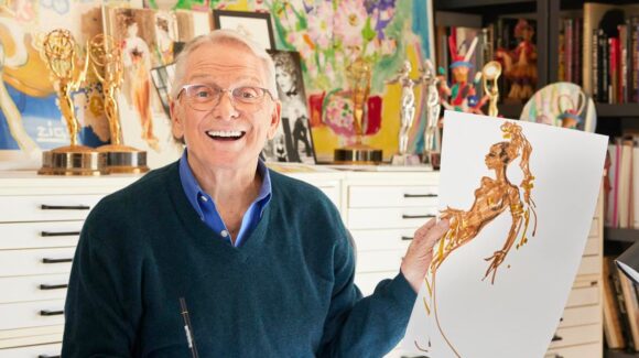 Muere Bob Mackie, el diseñador que hizo del exceso un arte