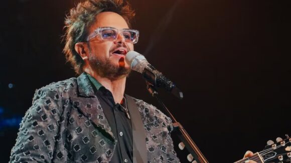 Aleks Syntek anuncia su salida de México tras polémica en concierto
