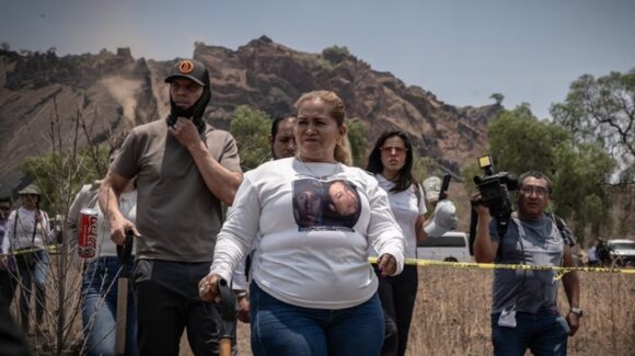 Ceci Flores pide a Claudia Sheinbaum y Ernestina Godoy recibir a familias buscadoras afuera de la FGR