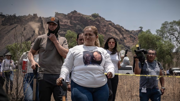 Ceci Flores pide a Claudia Sheinbaum y Ernestina Godoy recibir a familias buscadoras afuera de la FGR