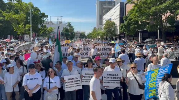 Miles de personas marchan por la paz y contra la violencia en Culiacán, Sinaloa