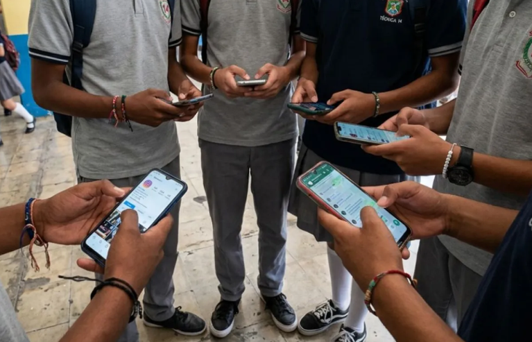 SEP publica reglas para restringir celulares y pantallas en escuelas; entrarán en vigor el 3 de noviembre de 2026