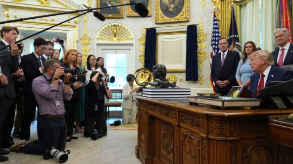 Juez decidirá si CNN, MS NOW y Politico recuperan sus acreditaciones para cubrir la Casa Blanca
