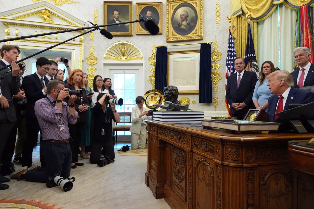 Juez decidirá si CNN, MS NOW y Politico recuperan sus acreditaciones para cubrir la Casa Blanca