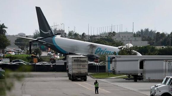 VIDEO: Un avión de carga se estrella en el Aeropuerto Internacional de Miami tras salirse de la pista