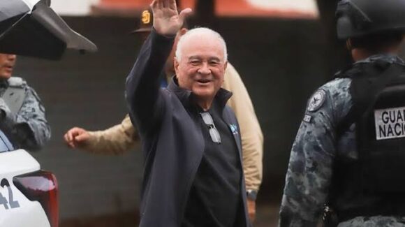 Ernesto Ruffo llega a Ensenada para cumplir prisión domiciliaria; FGR mantiene investigación por huachicol fiscal