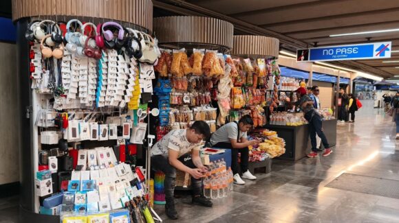 Metro de CDMX prevé instalar medidores de agua y luz en locales para que cada negocio pague su consumo