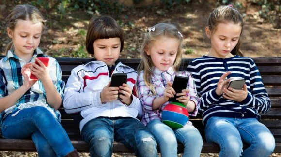 ¿Qué es el Kids Act de la Unión Europea y cómo cambiará el acceso de menores a redes sociales, videojuegos e IA?