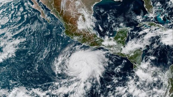 Huracán ‘Vance’ se fortalece en el Pacífico y podría subir a categoría 3: estos estados de México están bajo vigilancia
