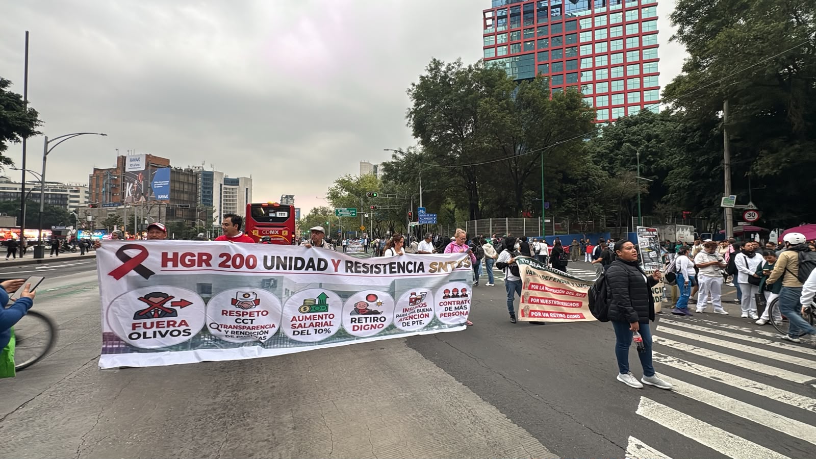Bloquean trabajadores del IMSS vialidades de la Ciudad de México
