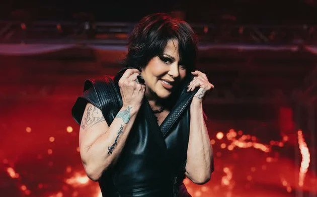 Alejandra Guzmán anuncia su regreso a los escenarios tras lesión de cadera sufrida en un show.