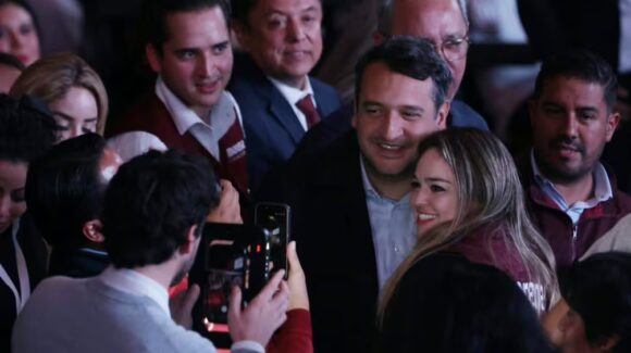 ‘Andy’ López Beltrán aparece en primera fila durante celebración de los 15 años de Morena