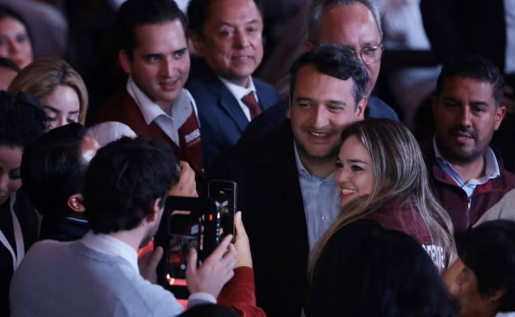 Andy López Beltrán aparece en primera fila durante celebración de los 15 años de Morena.