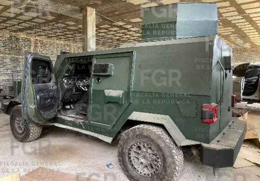 FGR asegura durante cateo en Guasave cinco vehículos con blindaje artesanal.