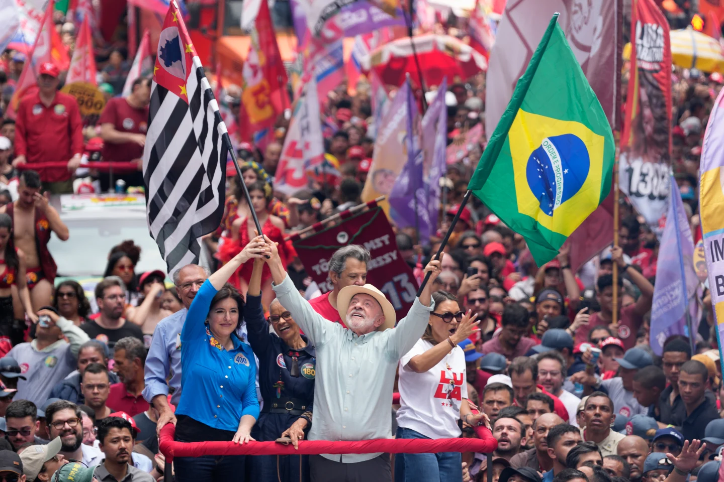 Brasil vota este domingo: Lula y Flávio Bolsonaro cierran campaña en Sao Paulo rumbo a una elección sin favorito.