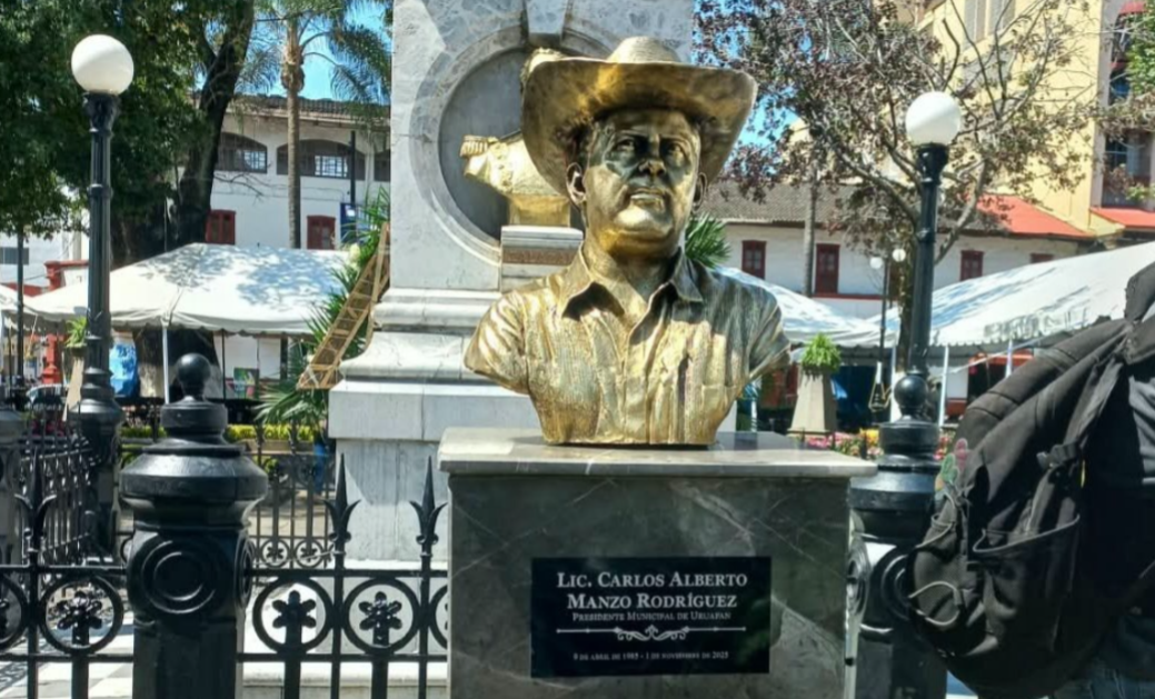 Grecia Quiroz devela busto de Carlos Manzo durante acto por los Mártires de Uruapan en Michoacán.