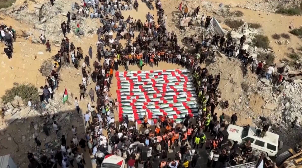 Gaza sepulta a 105 palestinos cuyos restos fueron recuperados