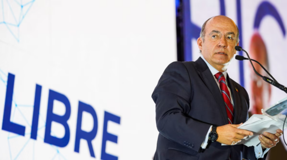 Felipe Calderón responde tras decapitación de su estatua en Los Pinos: “Son unos miserables”