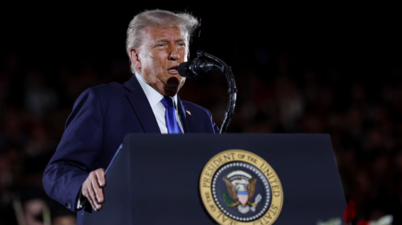Trump insiste en promesa de 5 mil dólares a adultos si los republicanos ganan las elecciones de noviembre