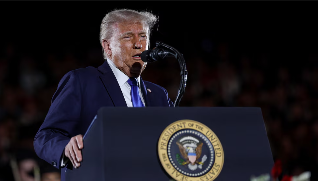 Trump insiste en promesa de 5 mil dólares a adultos
