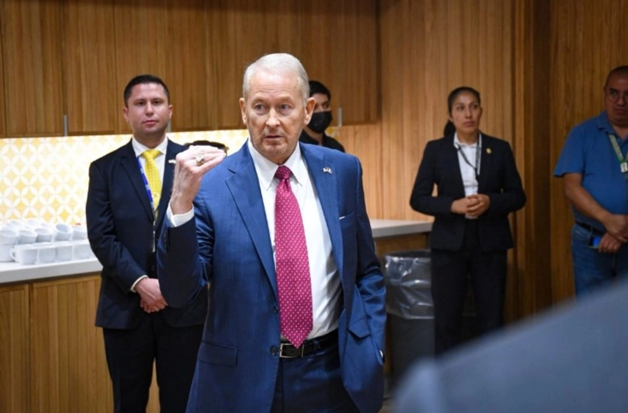 Embajador Ronald Johnson llega a Palacio Nacional para reunión de Sheinbaum con empresarios