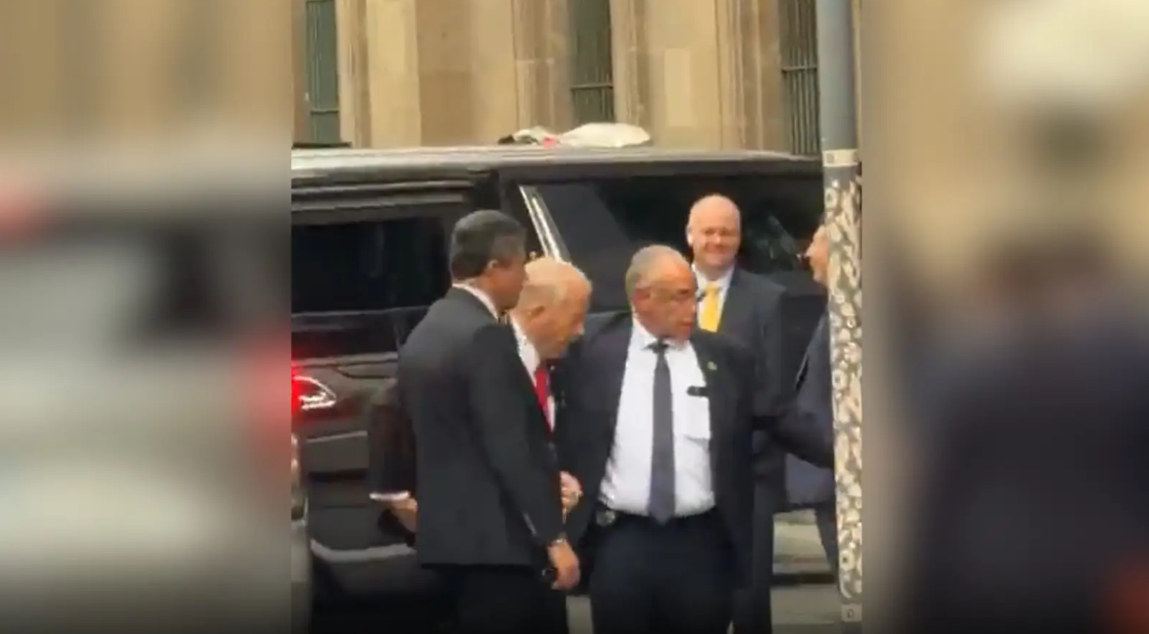 Embajador Ronald Johnson llega a Palacio Nacional