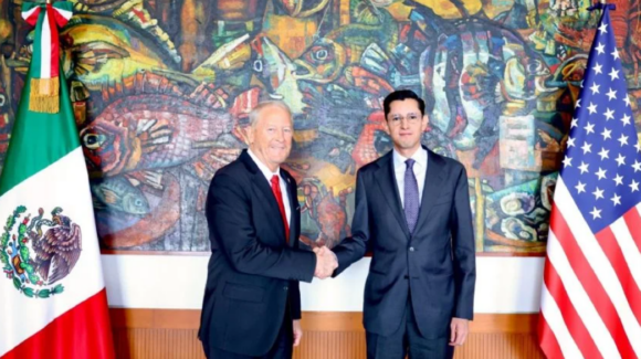 Roberto Velasco se reúne con Ronald Johnson; abordan agenda bilateral y cooperación en seguridad