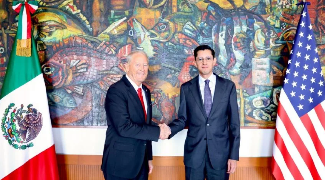 Roberto Velasco se reúne con Ronald Johnson;