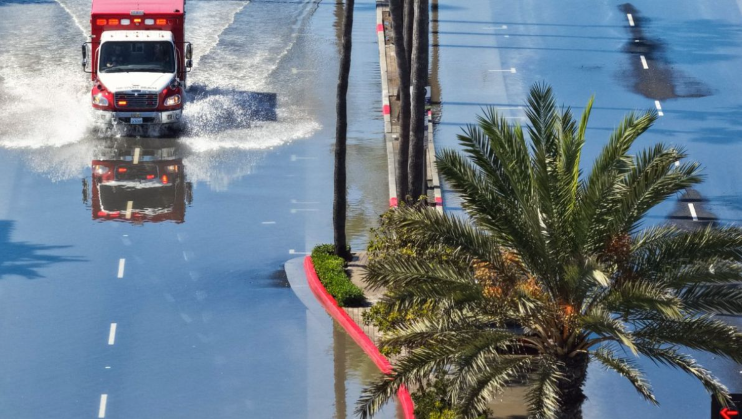 Inundaciones en Newport Beach cubren calles
