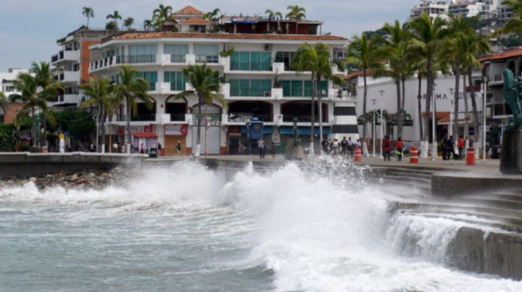 Huracán ‘Simón’ baja a categoría 1 frente a México, pero mantiene riesgo de lluvias intensas en Nayarit y Sinaloa
