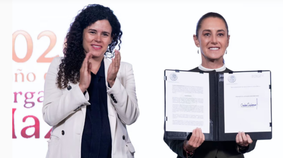 Sheinbaum firma decreto para regular contenidos violentos en redes sociales para proteger a la niñez y adolescentes