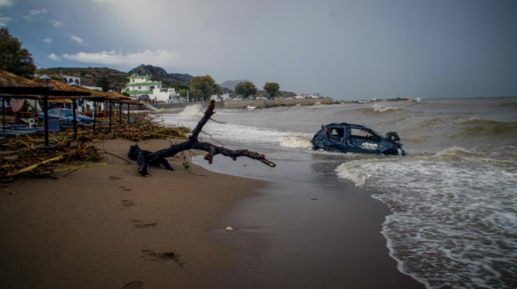 Lluvias torrenciales en Grecia dejan un muerto y miles de evacuados en varias islas