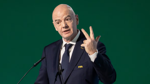 Infantino pide perdón por el intento de venta del Mundial y admite su error; UEFA mantiene presión para su destitución
