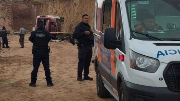 Camión con trabajadores se vuelca en las obras del Tren México – Querétaro; hay 1 muerto y 20 lesionados