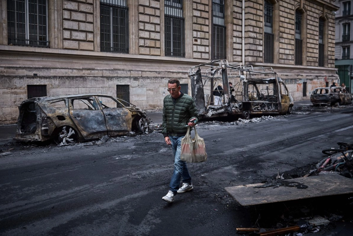 Francia anuncia toques de queda parciales tras saqueos y disturbios en protestas