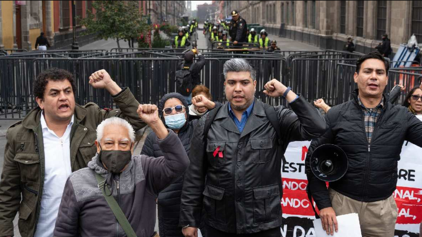 Trabajadores del IMSS protestan en Palacio Nacional