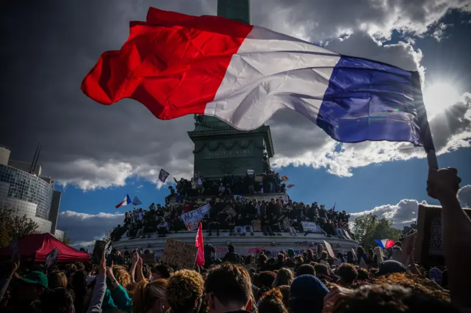 Francia impone por segunda noche consecutiva toques de queda en barrios de París y otras ciudades tras los disturbios
