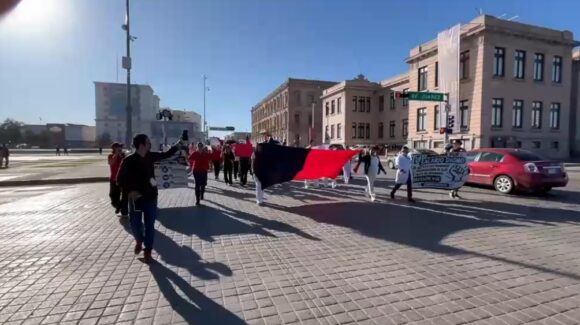 Trabajadores del IMSS marchan en Chihuahua para exigir aumento salarial, medicinas e insumos