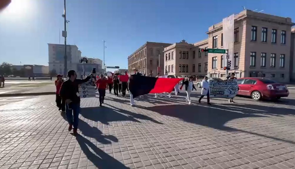 Trabajadores del IMSS marchan en Chihuahua para exigir aumento salarial, medicinas e insumos.