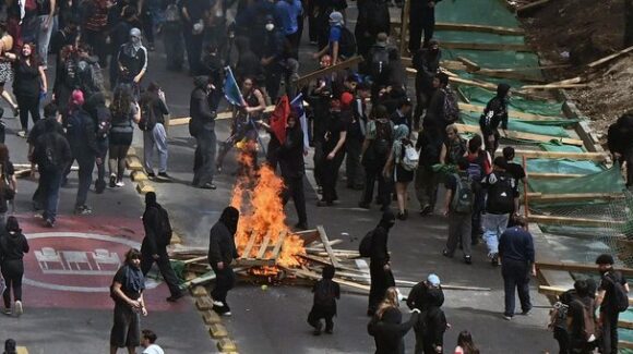 Chile reporta 110 detenidos en protestas por aniversario del estallido social de 2019