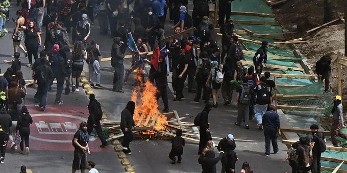 Chile reporta 110 detenidos en protestas por aniversario del estallido social de 2019.