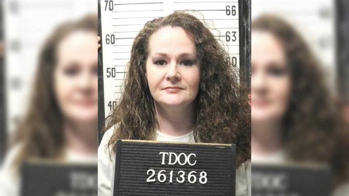 Christa Pike sobrevive a la ejecución fallida y recupera la conciencia en un hospital en Tennessee.