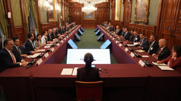 Sheinbaum recibe a Johnson y empresarios de EU; abordan comercio, seguridad y migración
