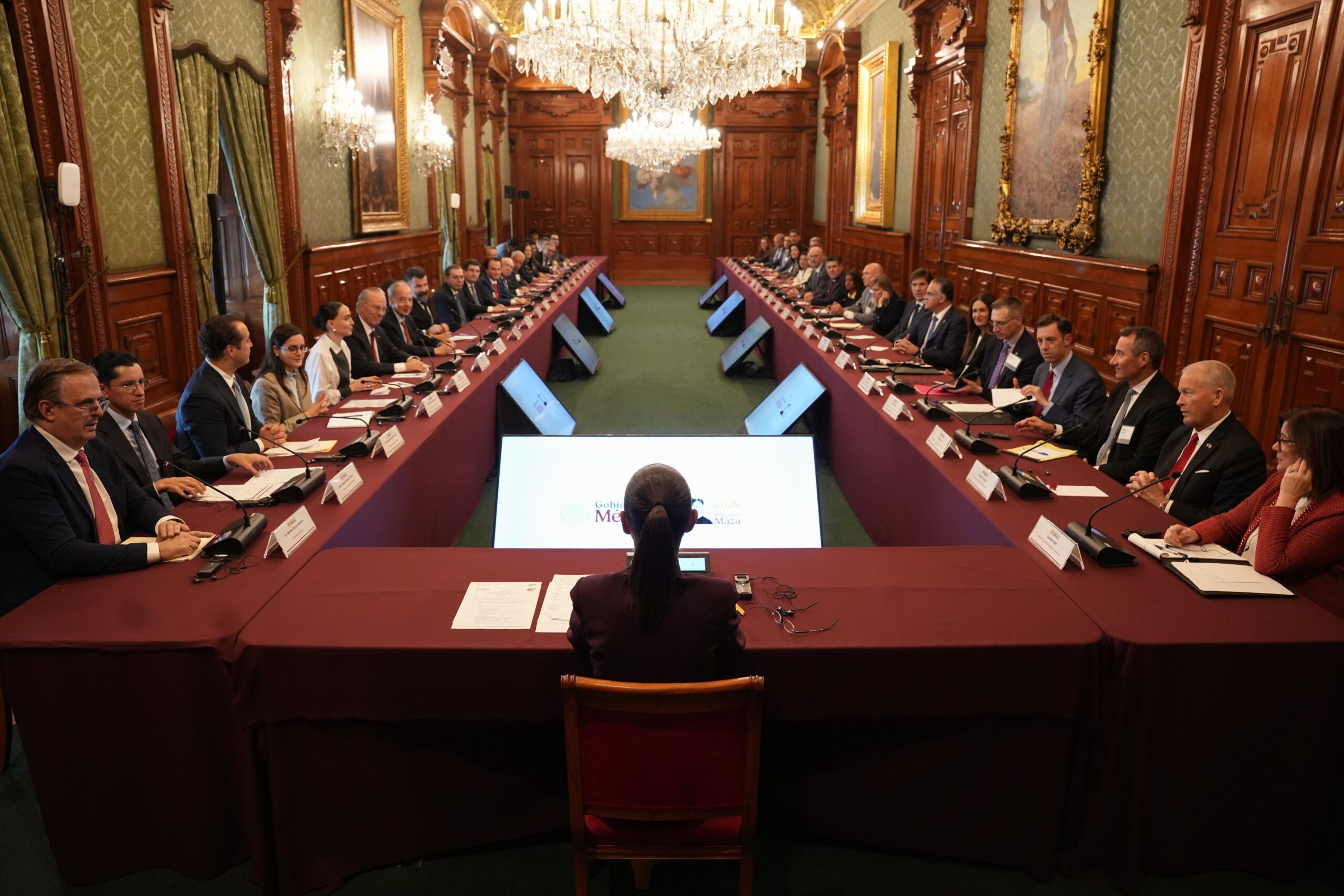 Sheinbaum recibe a Johnson y empresarios de EU; abordan comercio, seguridad y migración.
